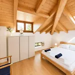 Dreamy Lakeview Attic Escape 아파트 *