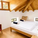 Dreamy Lakeview Attic Escape 아파트