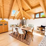 아파트 Dreamy Lakeview Attic Escape *