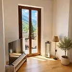 Dreamy Lakeview Attic Escape 아파트 *