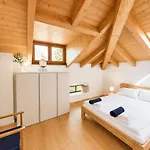 Dreamy Lakeview Attic Escape 아파트 *