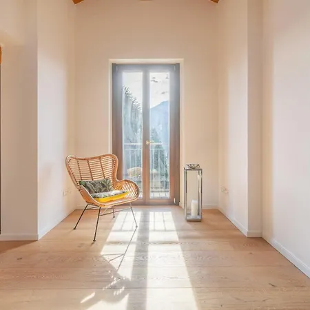 Dreamy Lakeview Attic Escape アパート *