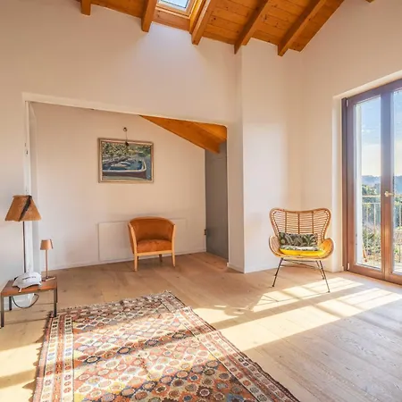 Dreamy Lakeview Attic Escape アパート Brezzo