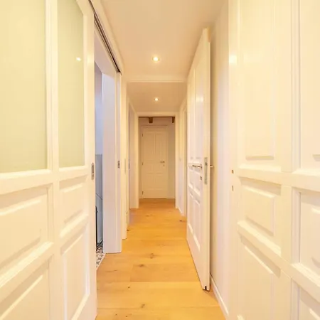 Dreamy Lakeview Attic Escape アパート Brezzo