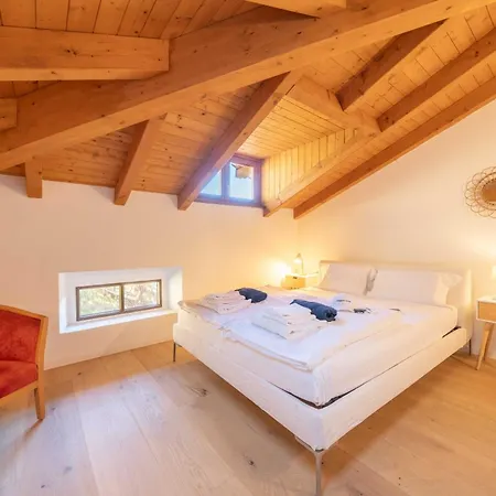 Dreamy Lakeview Attic Escape *