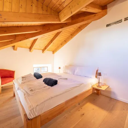 Dreamy Lakeview Attic Escape アパート *