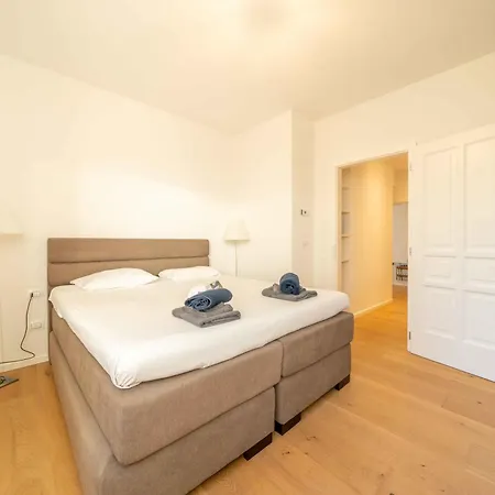 Dreamy Lakeview Attic Escape アパート Brezzo