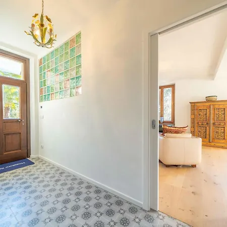 Dreamy Lakeview Attic Escape アパート *