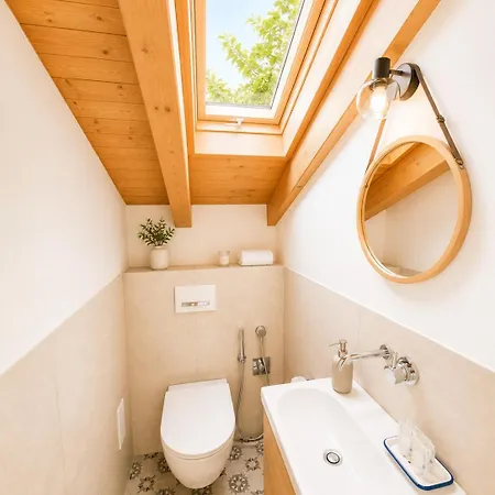 Dreamy Lakeview Attic Escape Appartement
